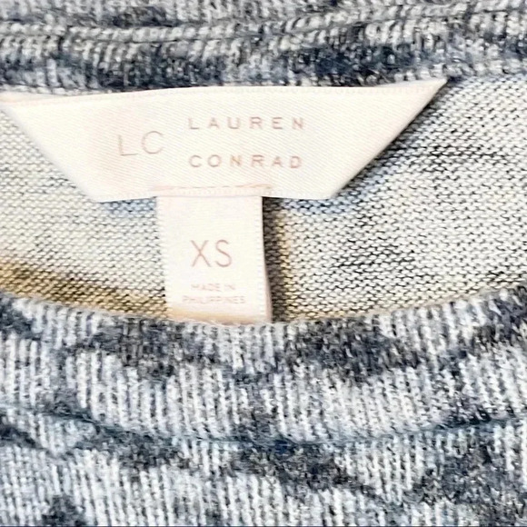 Lauren Conrad Blue Heart Bell Sleeve Top Sz XS - Picture 5 of 7